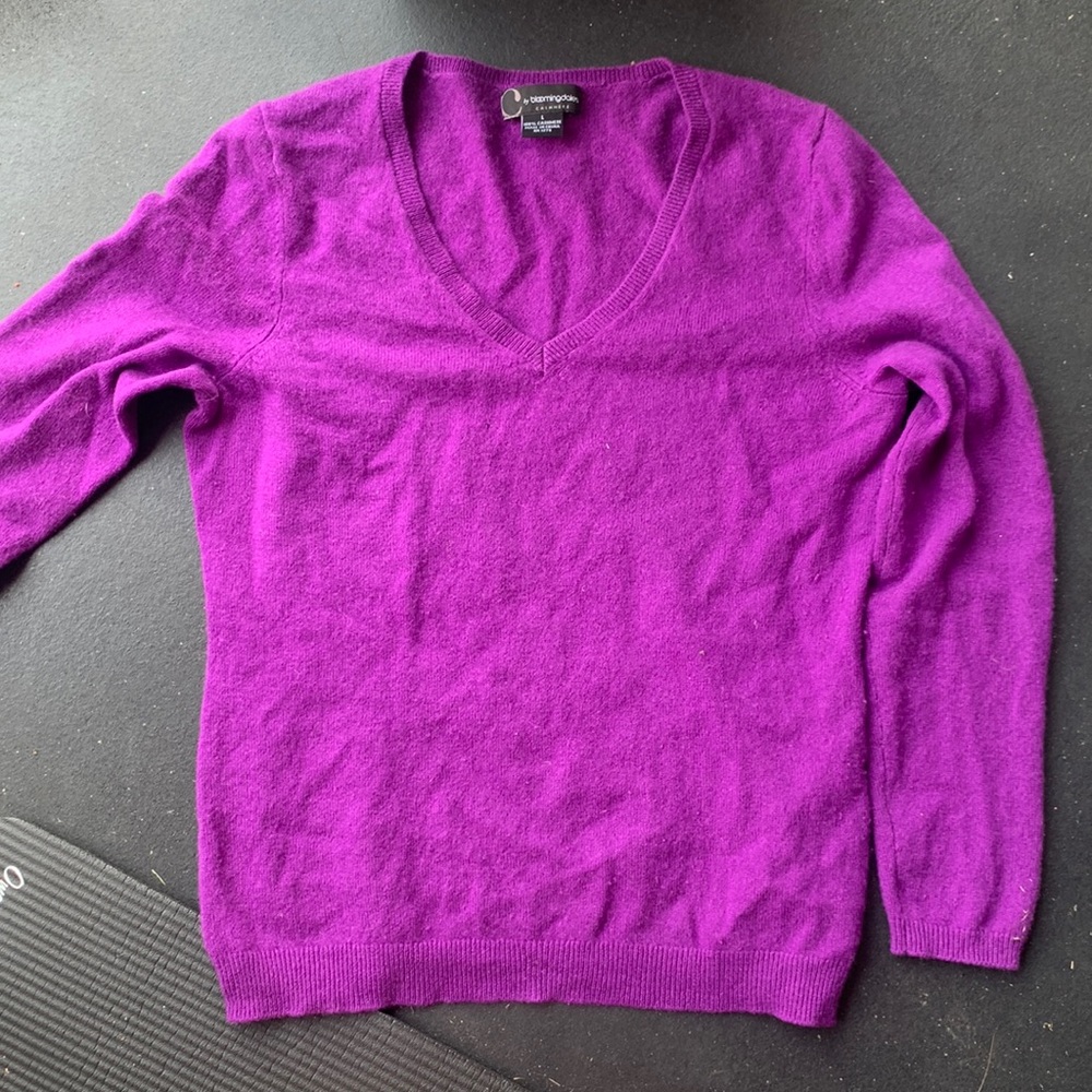 Purple cashmere sweater with v neck